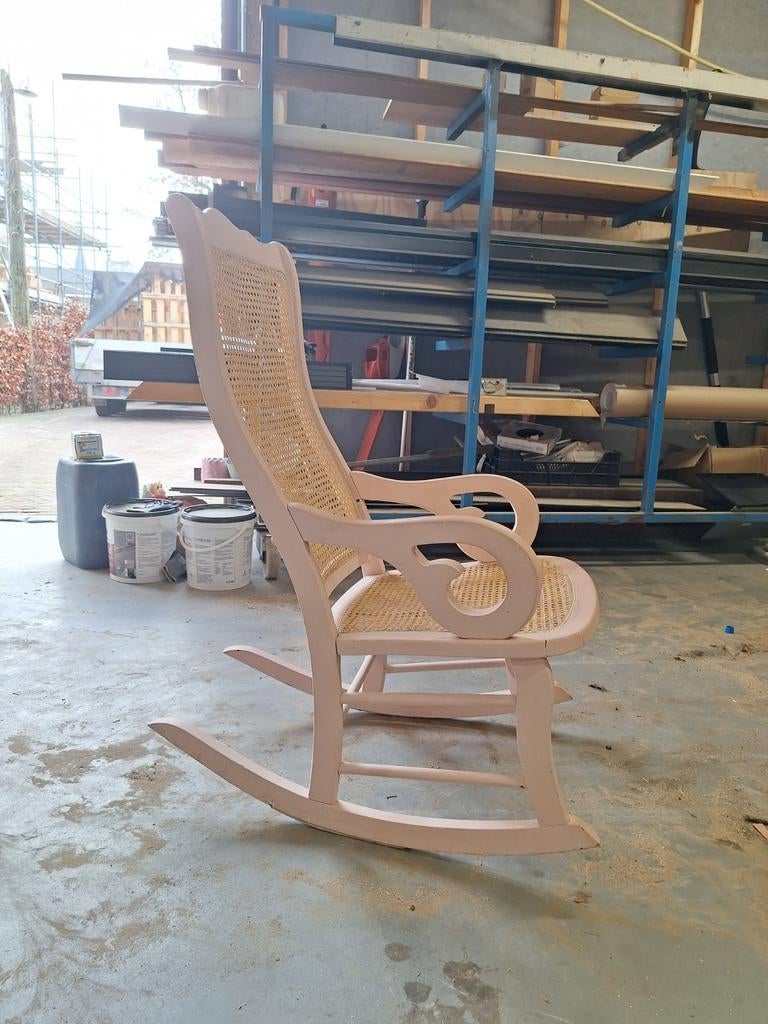 Roze schommelstoel met rotan - opknapper, Huis en Inrichting, Stoelen, Ophalen, Gebruikt, Overige kleuren, Hout