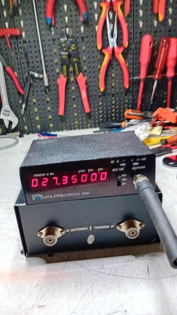 Data precision 585 counter van 0 tot 250 MHZ. 27mc  en 2m, Ophalen, Zo goed als nieuw, Zender en Ontvanger