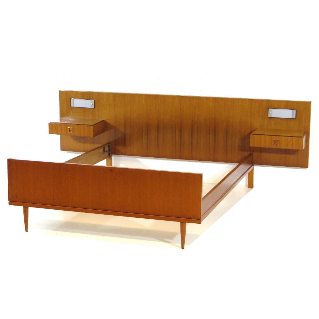 Vintage mid century modern tweepersoons design bed in teak, Bruin, Vintage, mid century, design, Tweepersoons, Zo goed als nieuw