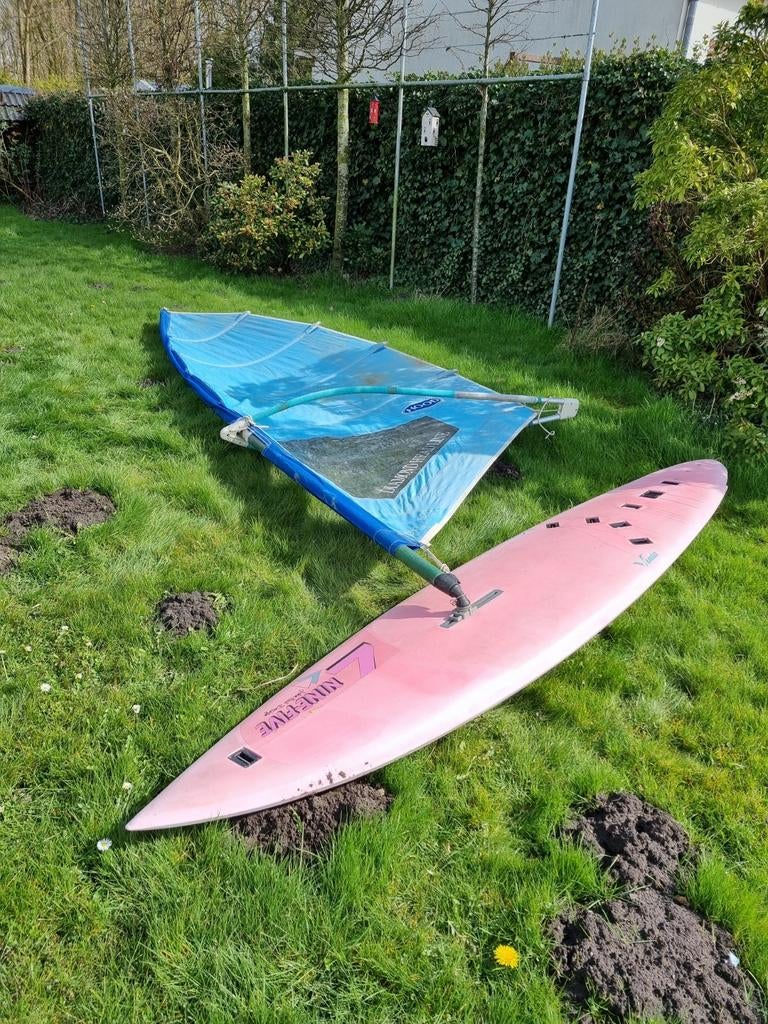 Surfplank compleet, roze 295cm lang. Zeil 5.2m², Watersport en Boten, Windsurfen, Ophalen of Verzenden, Gebruikt, Minder dan 5 m²