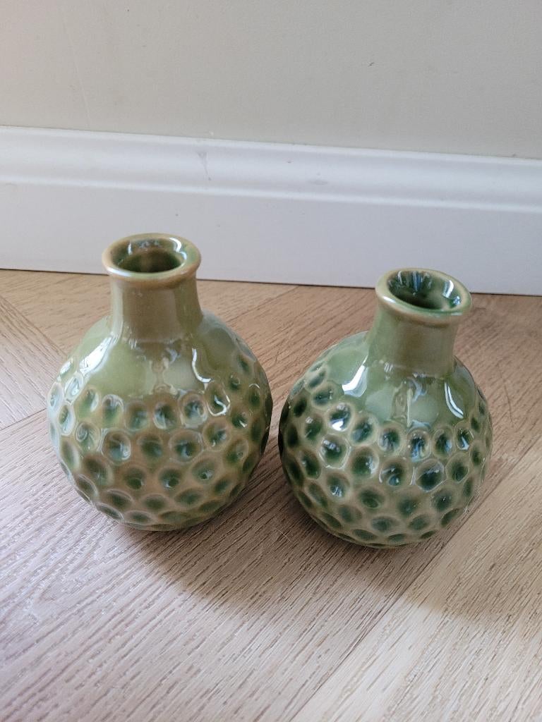 2 kleine groene vaasjes, Ophalen, Aardewerk of Porselein, Zo goed als nieuw, Minder dan 50 cm