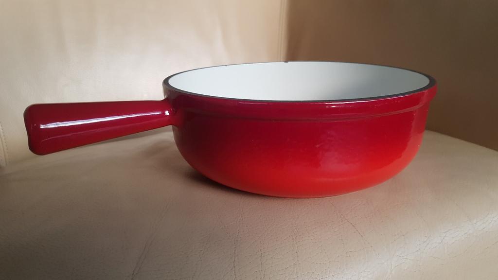Nomar (Staub) Gietijzeren caquelon-steelpan (23cm), Ophalen of Verzenden, Zo goed als nieuw, Gietijzer, Koekenpan of Braadpan