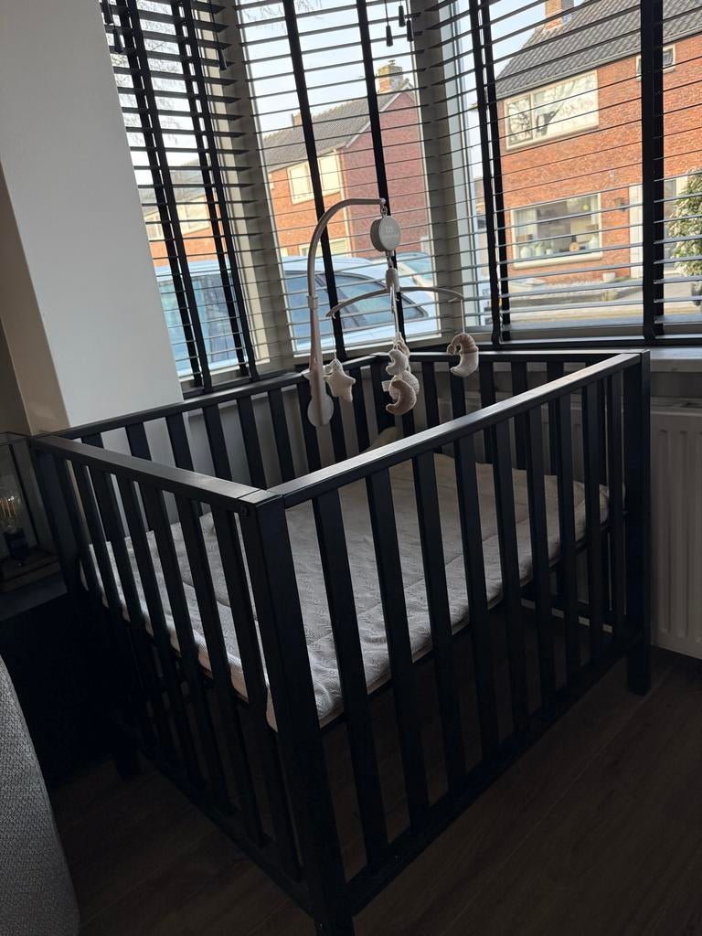 Zwarte box inclusief boxkleed, Kinderen en Baby's, Boxen, Ophalen of Verzenden, Zo goed als nieuw, Vierkant, Boxkleed