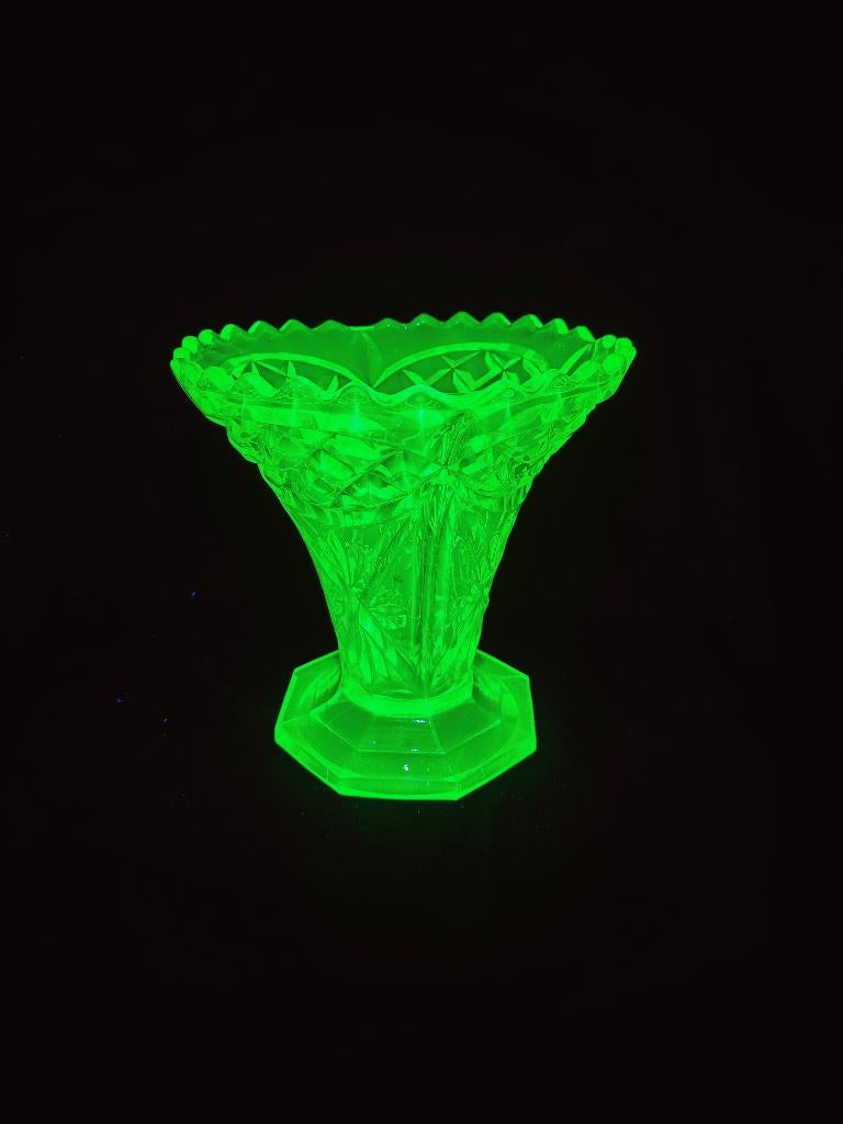 Uranium glas vaas, Antiek en Kunst, Antiek | Glas en Kristal, Ophalen of Verzenden