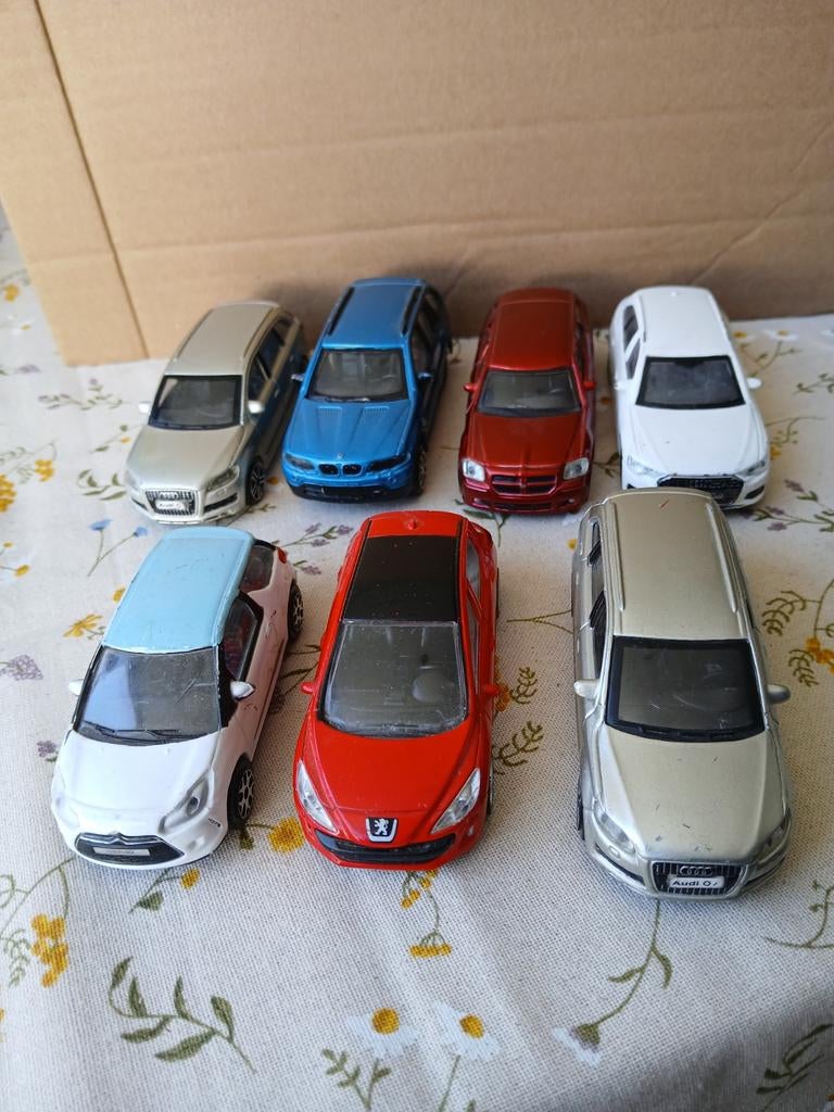 7x moderne auto's.  Audi, BMW,  Peugeot,  Citroën  en Dodge, Hobby en Vrije tijd, Modelauto's | 1:43, Auto, Overige merken, Ophalen of Verzenden