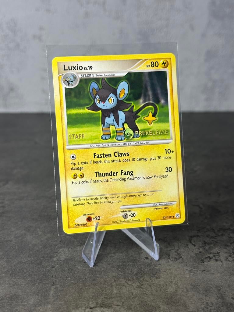 Luxio Staff Prerelease 052/130 | Stamped 2007 Promo, Hobby en Vrije tijd, Verzamelkaartspellen | Pokémon, Ophalen of Verzenden