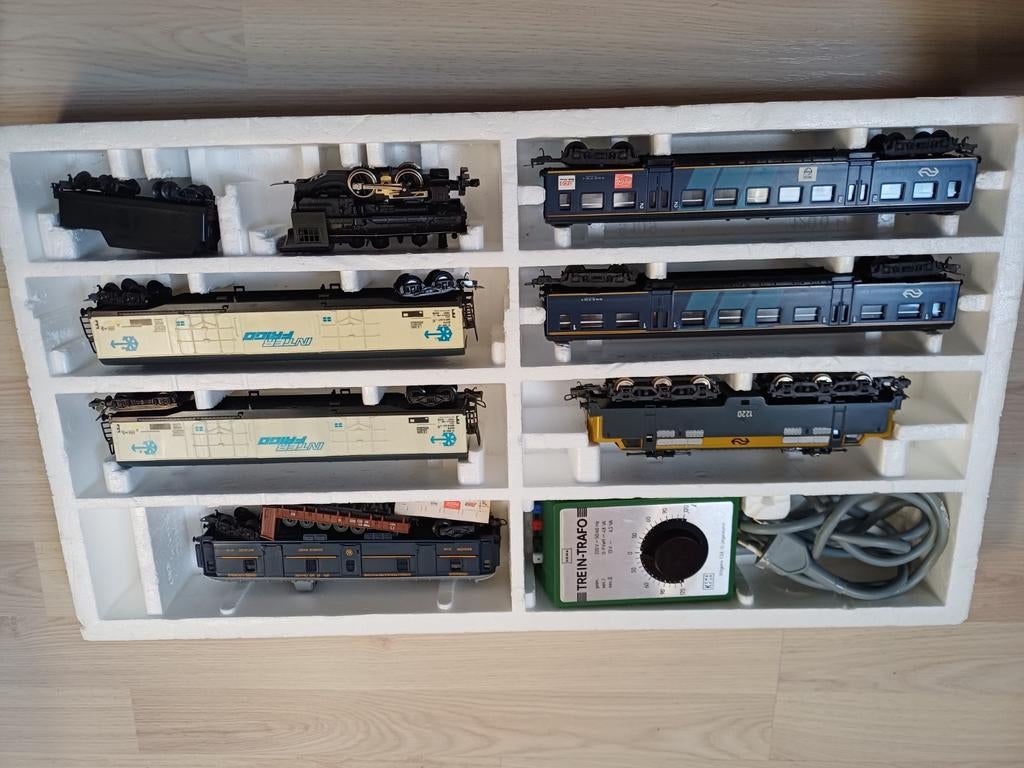 Treinen met huisjes rails en bruggen en tunnels, Hobby en Vrije tijd, Ophalen, Zo goed als nieuw, Gelijkstroom, Märklin