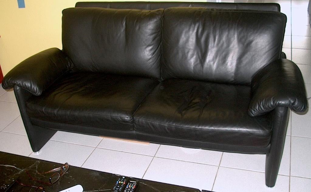 Zwart lederen bank (2 zits), Huis en Inrichting, Banken | Bankstellen, Ophalen, Gebruikt, Minder dan 75 cm, Tweepersoons