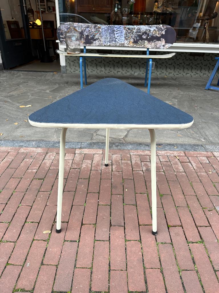 SALE: Vintage bijzettafel, driehoek jaren 50 tafeltje, Gebruikt, -, -, 55 tot 75 cm