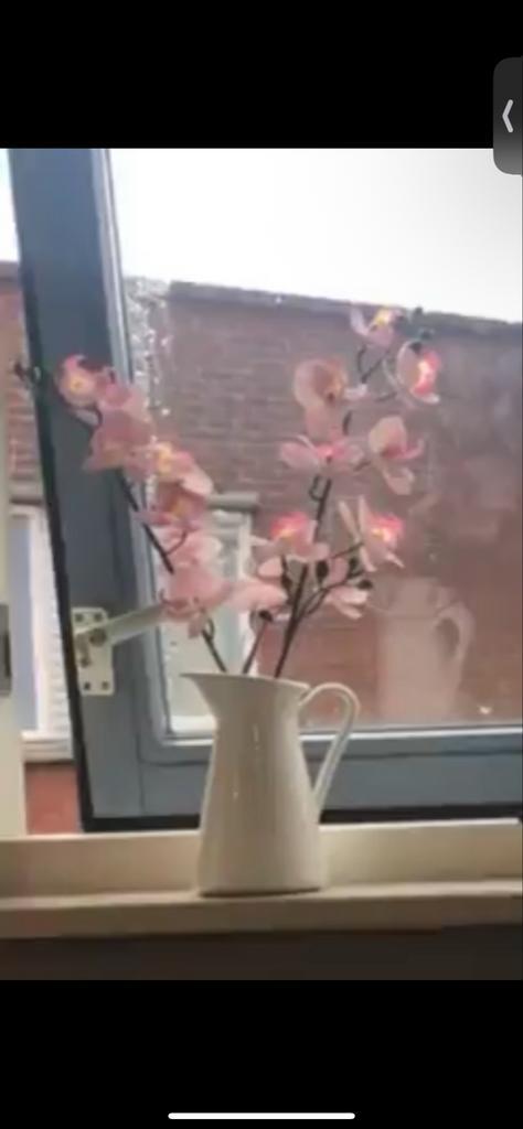 Witte kan met roze orchideeën - decoratief, Huis en Inrichting, Woonaccessoires | Vazen, 50 tot 75 cm, Wit, Aardewerk of Porselein