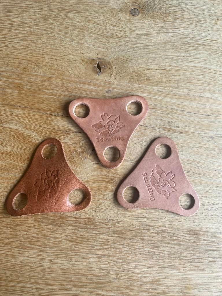 3x Scouting Nederland lederen dasring driehoek, Verzamelen, Scouting, Ophalen of Verzenden, Nieuw, Overige typen