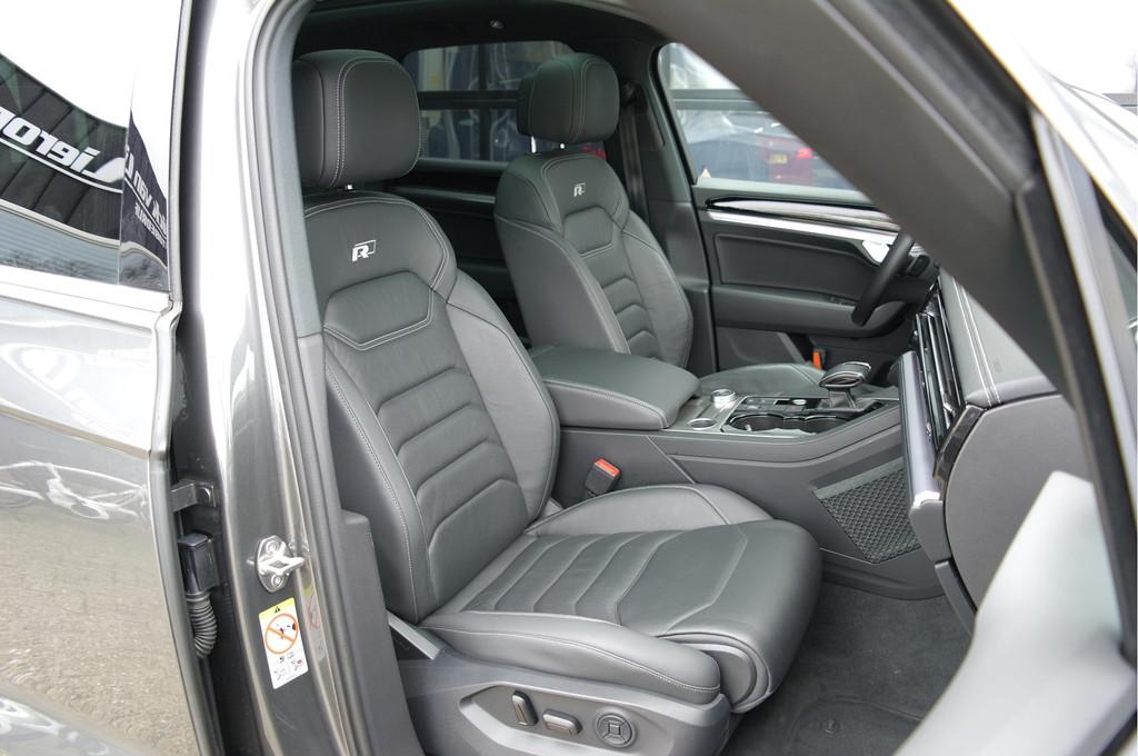 Volkswagen Touareg 3.0 TDI R-Line Automaat | NL-Auto | Trekh, Auto's, 15 km/l, Gebruikt, 241 €/maand, Bedrijf