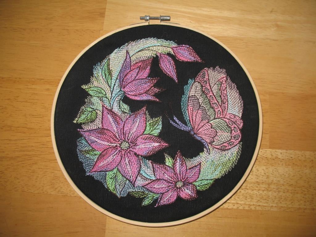 Geborduurd in Paars/Roze Tinten Bloemen +Vlinder * BVaN *, Ophalen of Verzenden, Zo goed als nieuw