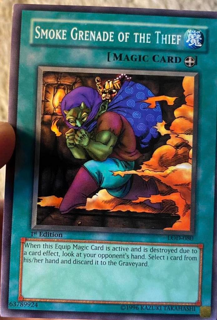 Yu-Gi-Oh! Smoke Grenade of the Thief LOD 1st Misprint !, Ophalen of Verzenden, Gebruikt, Losse kaart