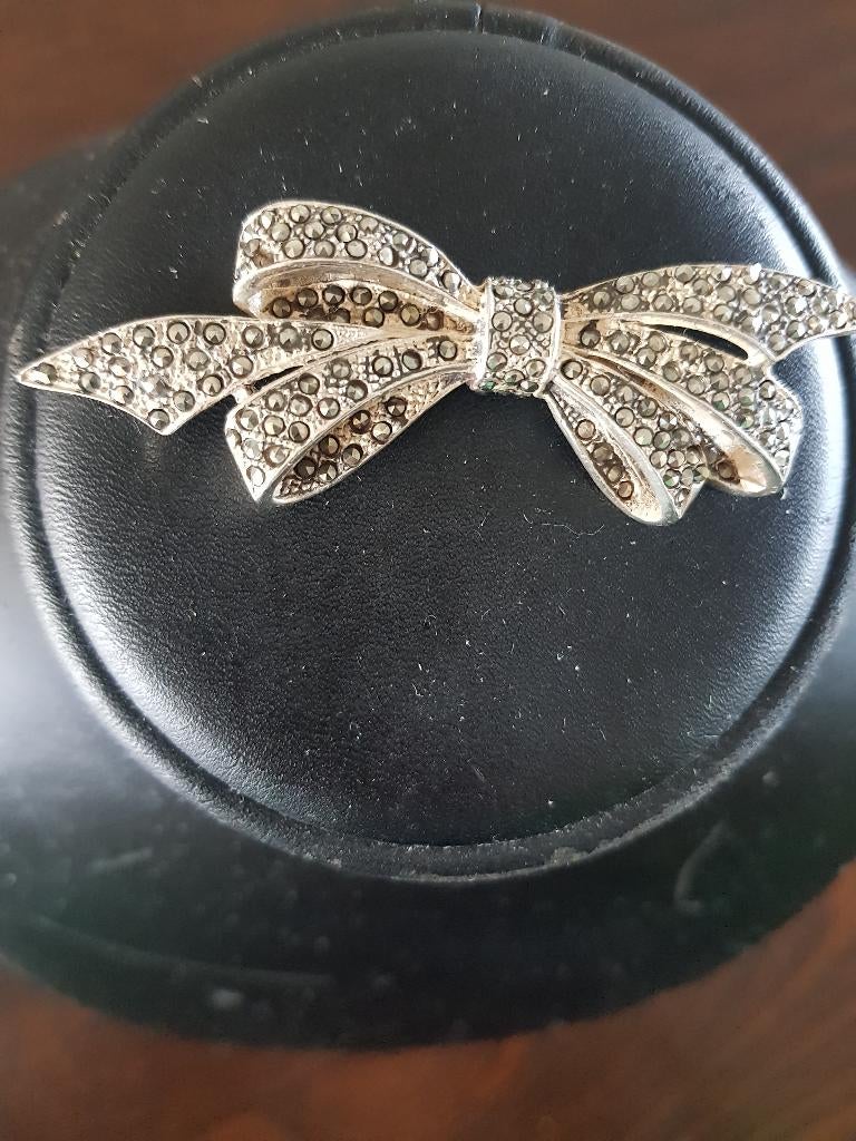 1e gehalte zilveren strikbroche met markasiet, Nieuw, Ophalen of Verzenden, Met edelsteen, Zilver