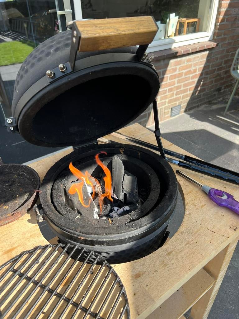 Mini kamado tafelmodel in verrijdbaar onderstel, Tuin en Terras, Houtskoolbarbecues, Ophalen, Gebruikt