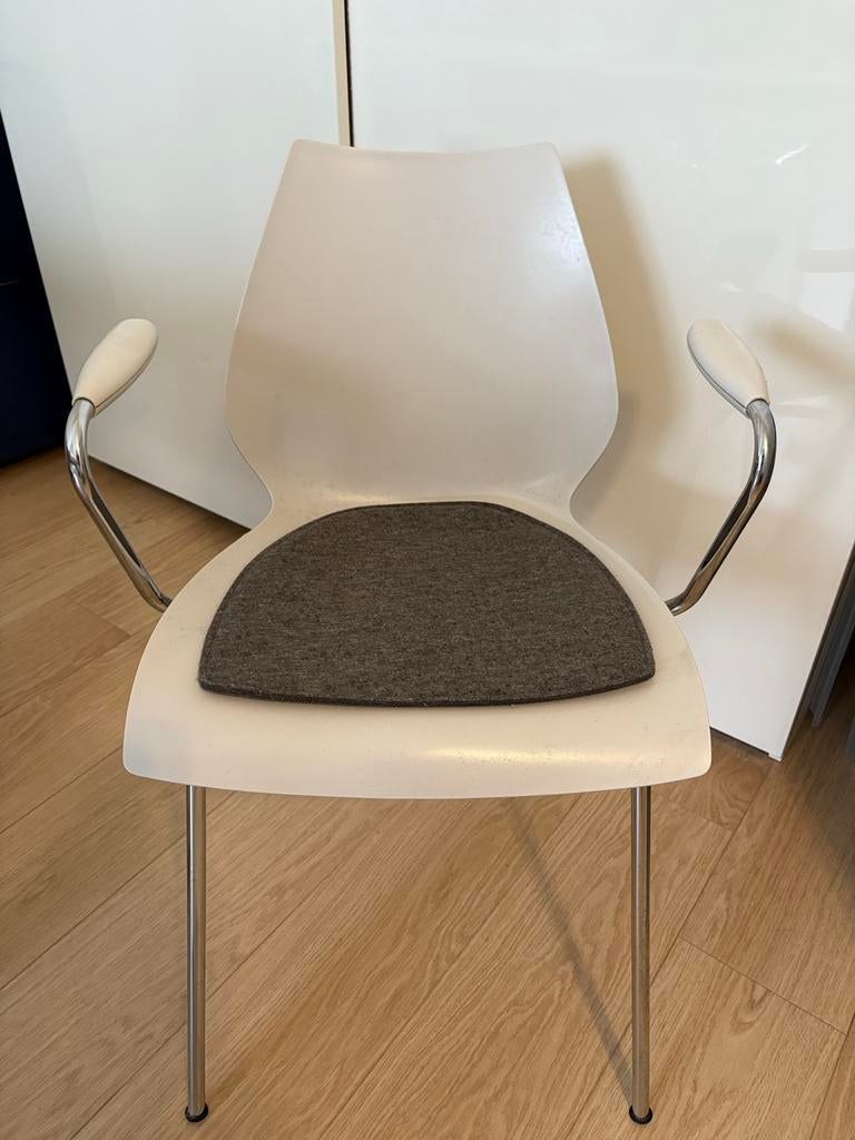 Kartell stoelen wit met grijze kussens - 4 stuks, Ophalen, Kunststof, Gebruikt, Wit