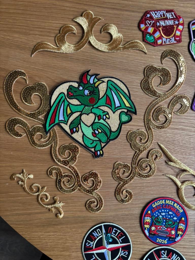 Nieuwe emblemen voor Oeteldonk / carnaval, Ophalen, Nieuw