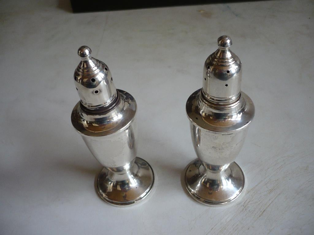 Puntgave antiek 1e gehalte zilveren peper en zout  strooiers, Ophalen of Verzenden, Zilver