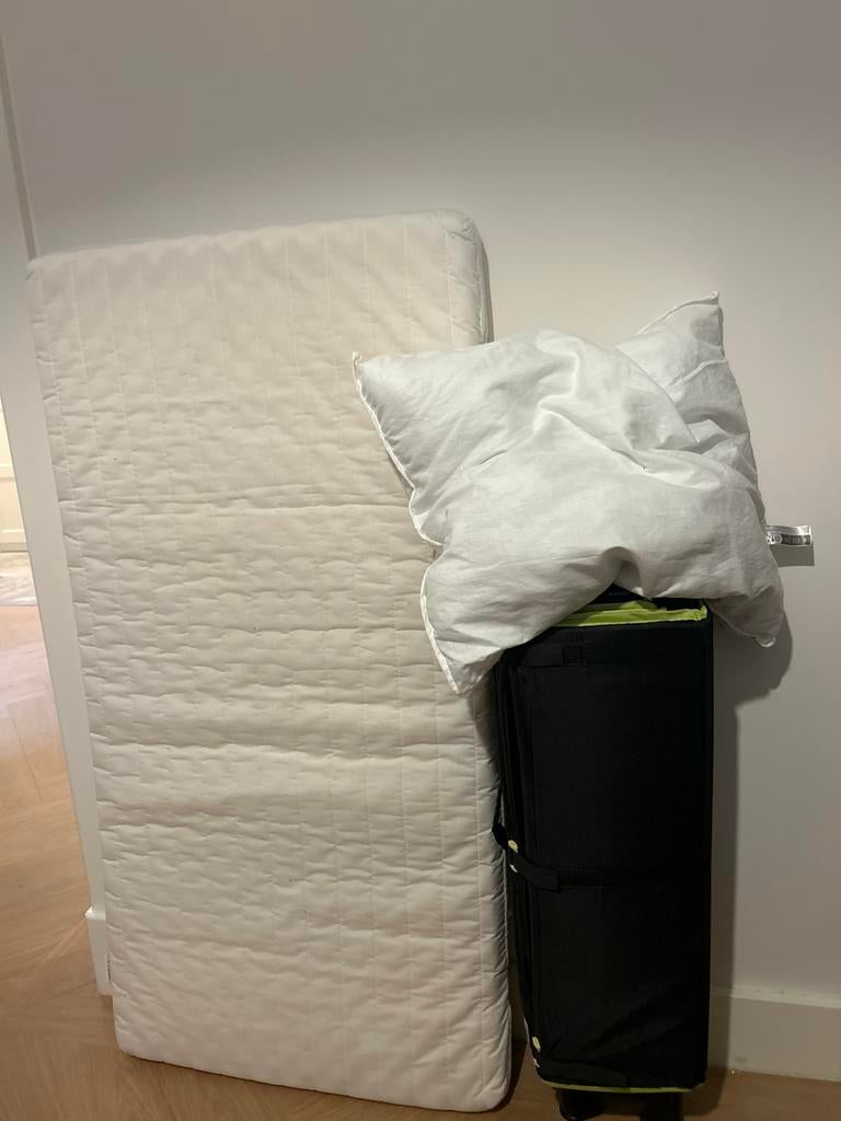 Campingbedje met matras, dekbed en toebehoren, Ophalen, Gebruikt, Reisbedje