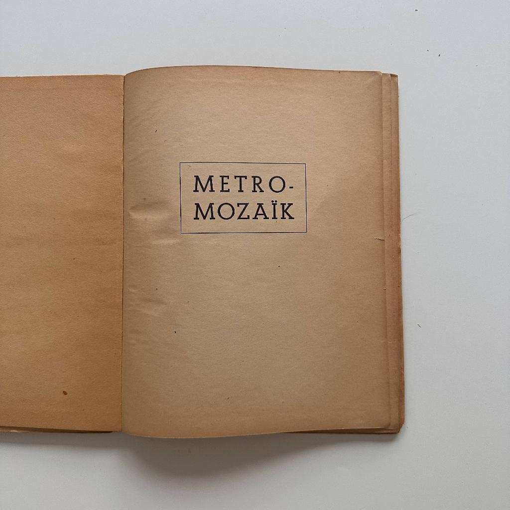 Spotprentenboek: Metro-mozaïk 1944 - 1945, Ophalen of Verzenden, Overige soorten, Nederland, Embleem of Badge