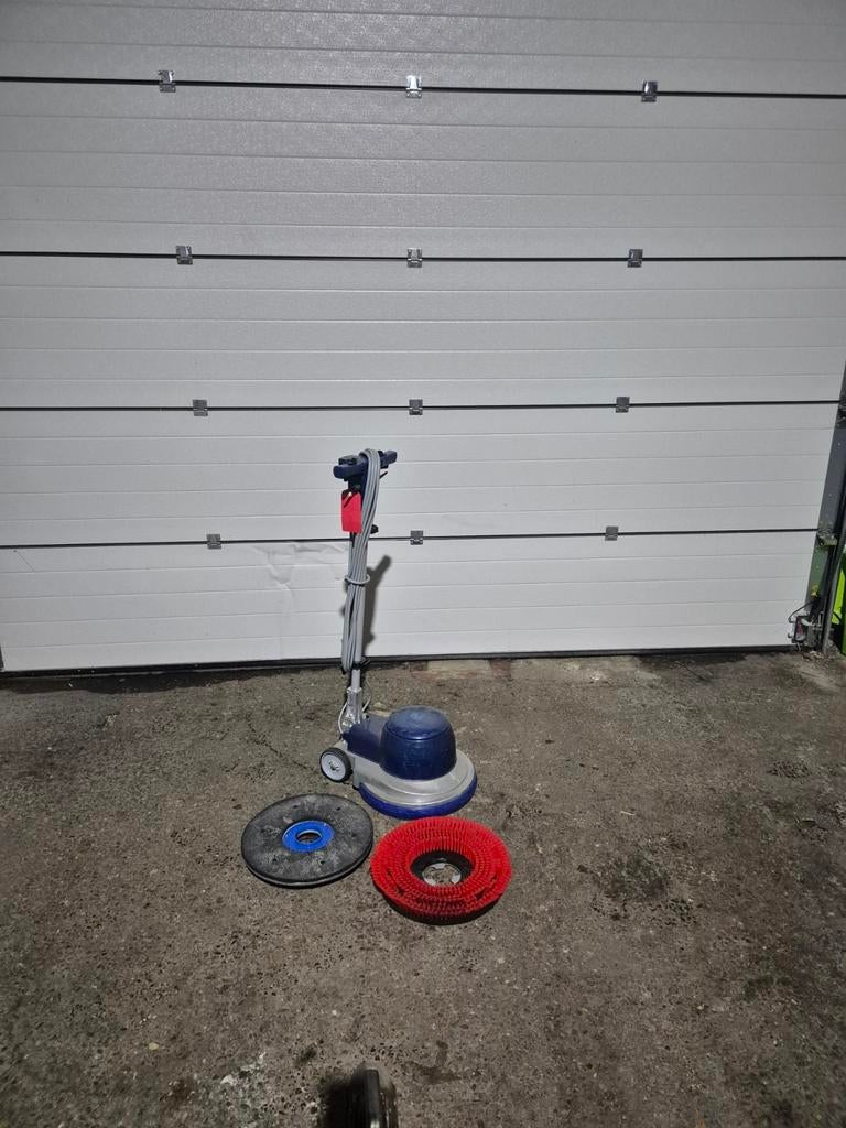 Wirbel boenmachine, Ophalen