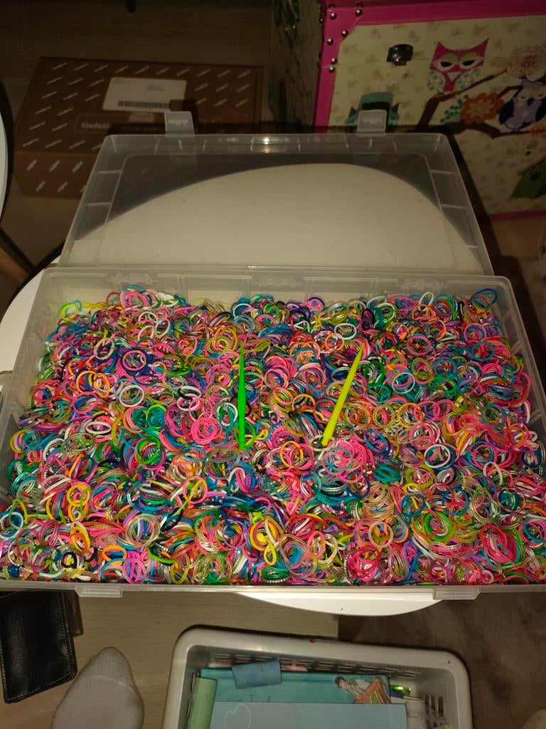 Grote bak vol Loom bandjes met haakjes, Ophalen of Verzenden, Gebruikt, Knutselwerk