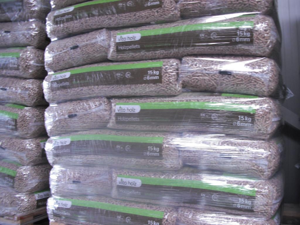Houtpellets € 7,= per 15 kg (pallet 66 zakken voor € 450,=), 6 m³ of meer, Ophalen