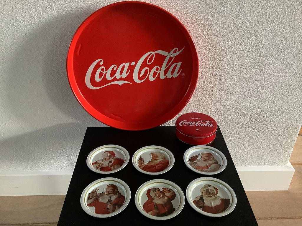 Retro Coca Cola dienblad en onderzetters in blik, Ophalen of Verzenden, Zo goed als nieuw, Gebruiksvoorwerp