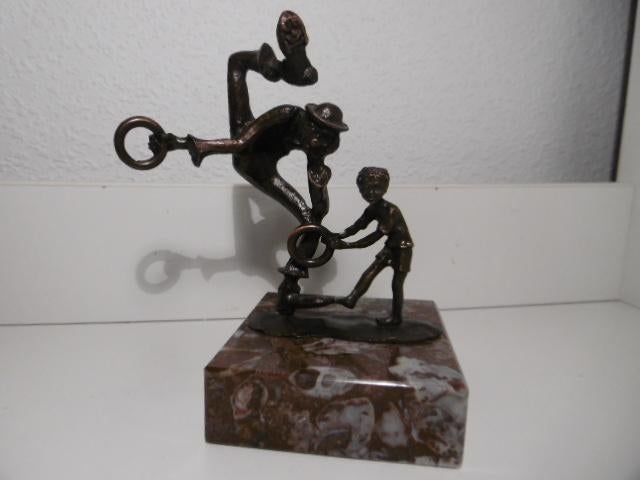 Brons beeldje kind met clown Cliniclowns op voet., Ophalen of Verzenden