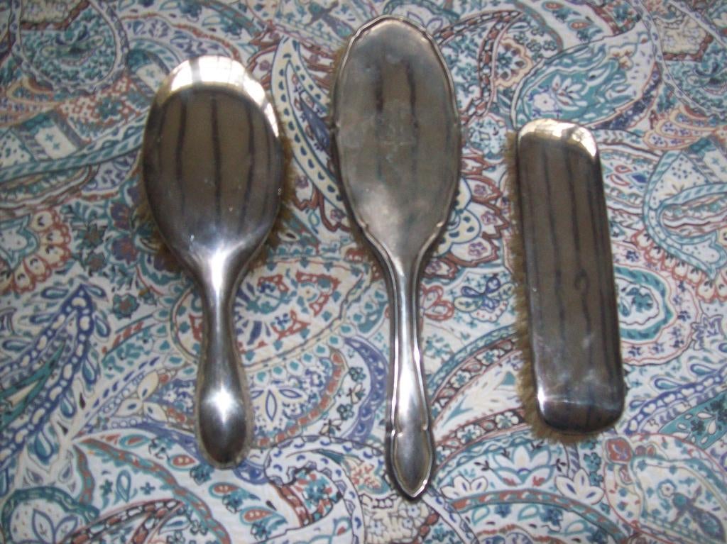 Zilveren kaptafelset, 2 haarborstels en 1 kledingborstel., Antiek en Kunst, Antiek | Goud en Zilver, Ophalen of Verzenden, Zilver