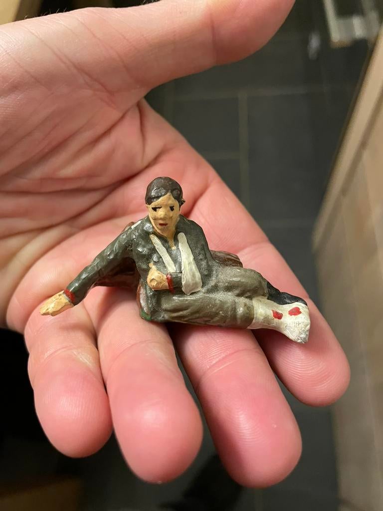 Top schusso gewonde rust tegen boomstam, Ophalen of Verzenden