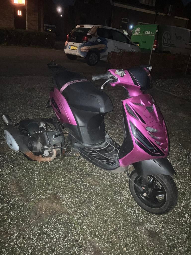 Piaggio zip  rijbewijs vrij, Fietsen en Brommers, Scooters | Piaggio, Ophalen, Gebruikt, Maximaal 45 km/u, Zip