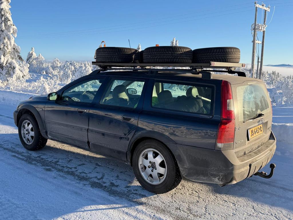 Volvo V70 XC incl set spijkerbanden met velgen, Ophalen, Gebruikt