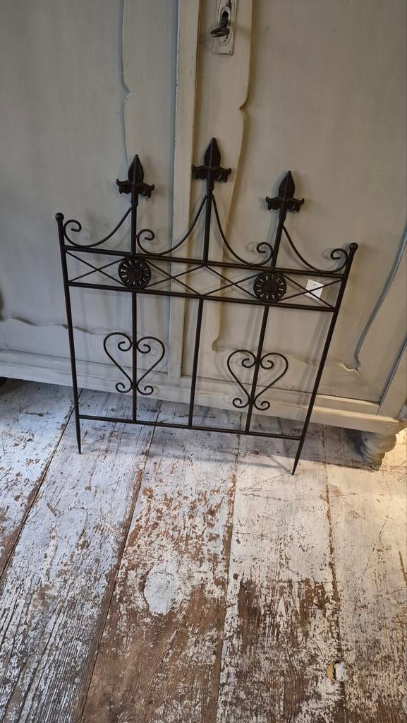 Smeedijzeren perkhekje met Franse lelies, Tuin en Terras, Tuinhekken en Hekwerk, Ophalen of Verzenden, Gebruikt, IJzer, Tuinhek
