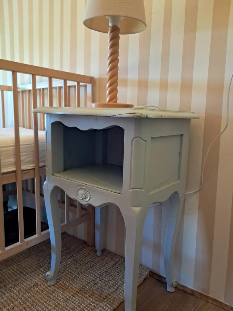 Kastje in de kleur Bright Sky van Farrow and Ball, Ophalen