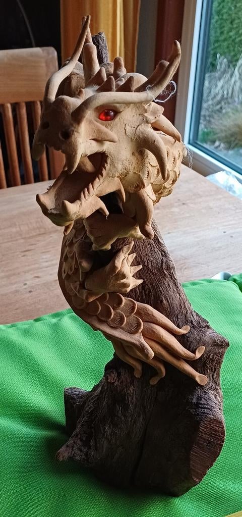 Unieke handgesneden draak op hout met rode ogen, Antiek en Kunst, Ophalen of Verzenden