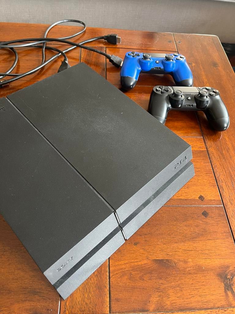 PS4 met 2 controllers en oplaaddraad, Spelcomputers en Games, Spelcomputers | Sony PlayStation 4, Ophalen of Verzenden, Gebruikt