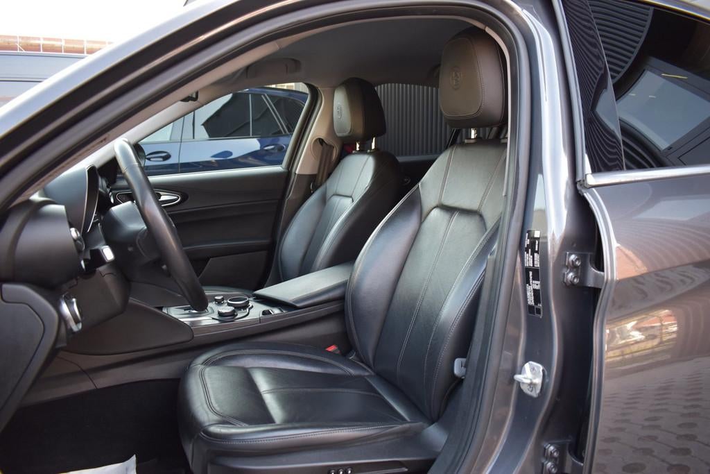 Alfa Romeo Giulia 2.0 Turbo Super | LEDER | NAVI | TEL | XEN, Automaat, 745 kg, Achterwielaandrijving, 1404 kg