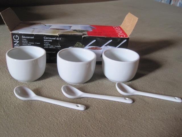 Sauzenset. 7 delig. Nieuw. Serving. 3 euro., Huis en Inrichting, Keuken | Servies, Overige materialen, Nieuw, Ophalen of Verzenden