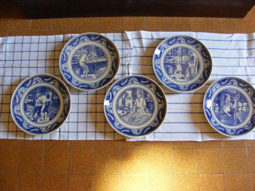 5 genummerde Delfts Holland borden. Broodbakker, Ophalen