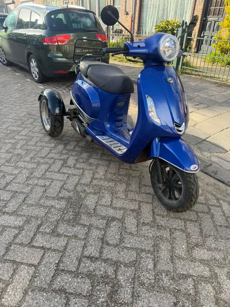 scootmobiel Riva Driewiel Scooter – Rijbewijsvrij – Benzine, Fietsen en Brommers, Ophalen of Verzenden, Gebruikt, Benzine, Overige merken