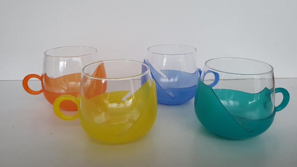 VINTAGE, 4 RETRO THEEGLAZEN IN GEKLEURDE HOUDERS jaren 60/70, Ophalen of Verzenden