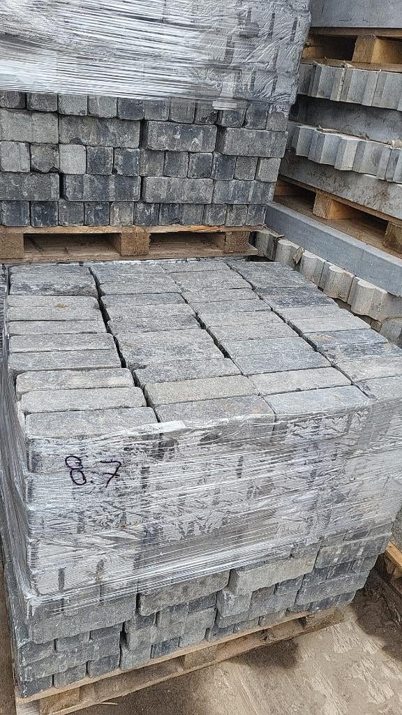 69.9m2 Gebruikte betonnen klinkers antraciet 24x8x8cm, Tuin en Terras, Tegels en Klinkers, Ophalen, Gebruikt, Klinkers, 10 m² of meer
