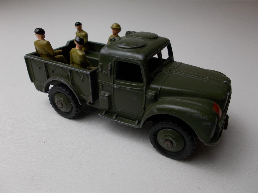 1954 Dinky Toys 641 ARMY 1 TON CARGO TRUCK + 4 SOLDIERS! (V), Ophalen of Verzenden, Zo goed als nieuw, Auto, Dinky Toys