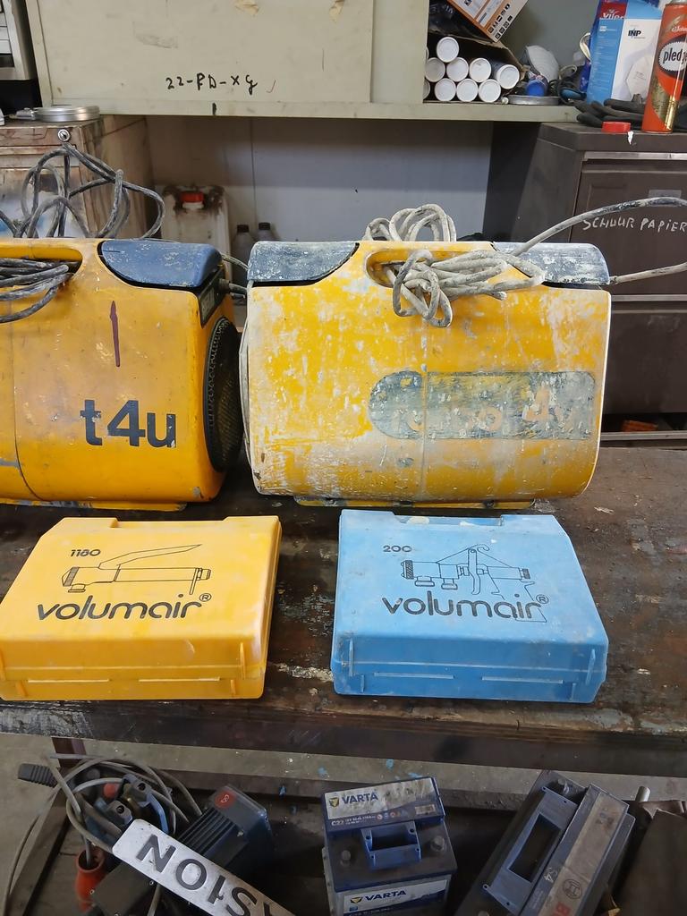 2x Volumair T4U verfspuit compressor met 2 spuiten., Ophalen, Gebruikt, Verfspuit of Verfpomp