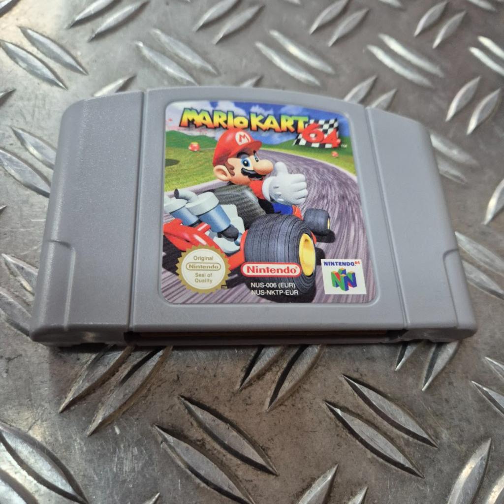MarioKart 64 Losse Cassette  voor Nintendo 64 met garantie, Nintendo, Zo goed als nieuw, Support@nintendo.com, 11-1 Hokotate-cho, Kamitoba, Minami-ku
Kyoto 601-8501
Japan