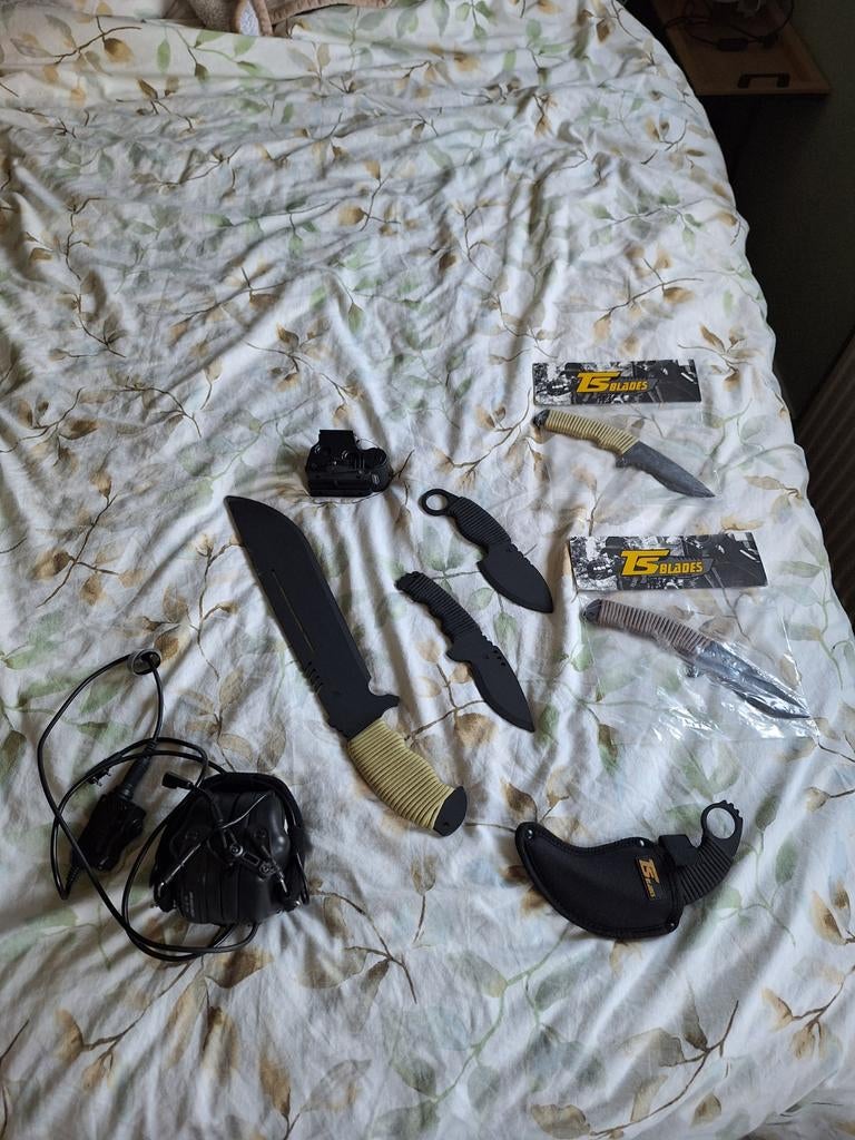 Diverse airsoft spullen en dummy messen, Ophalen of Verzenden