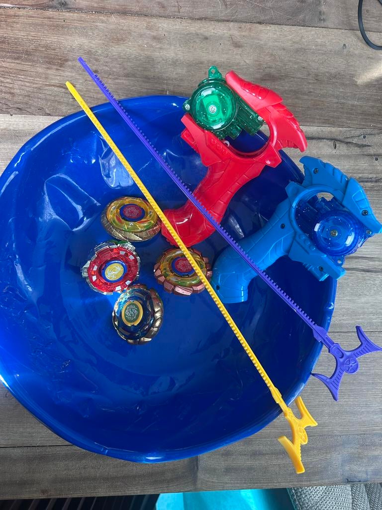 Beyblade set met stadion, 4 Beyblades en 2 launchers, Ophalen, Gebruikt, Jongen of Meisje