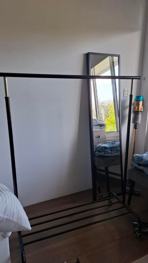 Zwart kledingrek met wielen, Kleding | Dames, Kledingrekken, Ophalen, Met wielen